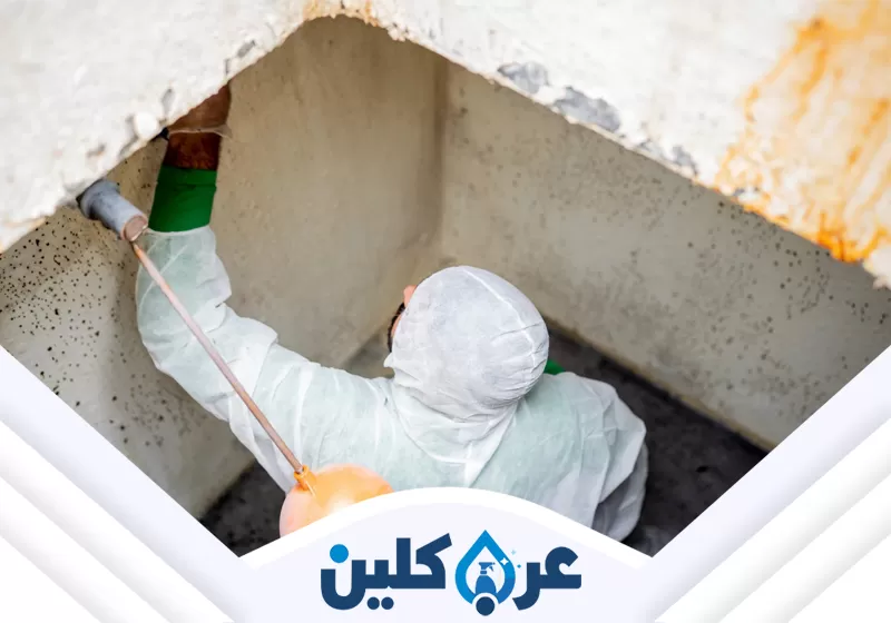 يهتم الفني بتنظيف الخزان بدقة، مستخدمًا أدوات آمنة وفعالة لضمان إزالة كل الأتربة والشوائب.