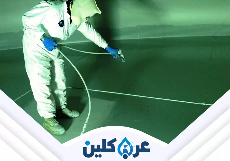 فني معتمد يقدم خدمة عزل الخزانات باحترافية لضمان مياه نظيفة وخزان محمي بالكامل.