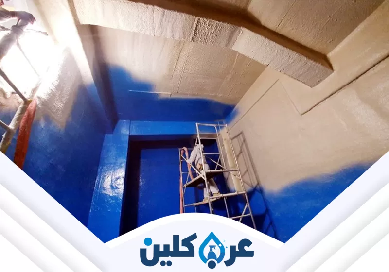 يقوم بتنظيف وعزل الخزانات بدقة مع اختيار المواد المناسبة لمقاومة الرطوبة والتآكل.