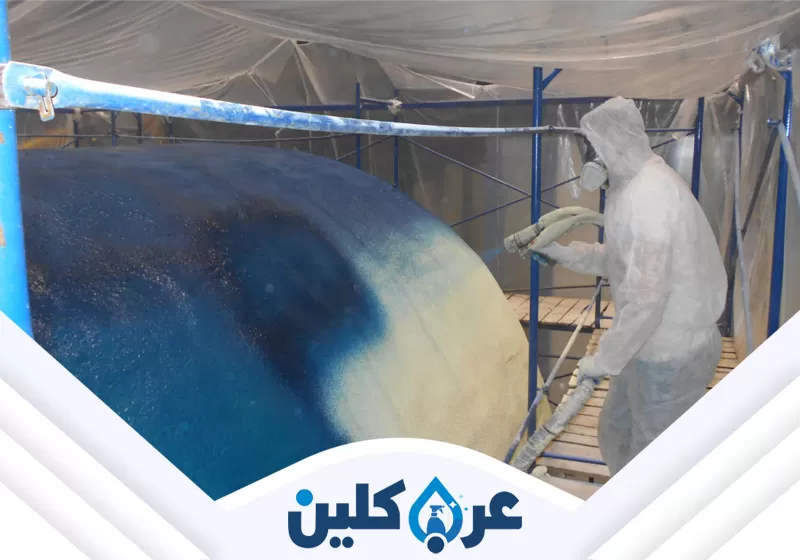 فني عزل خزانات يضمن حماية المياه من التلوث والتسرب مع الالتزام بمعايير السلامة.