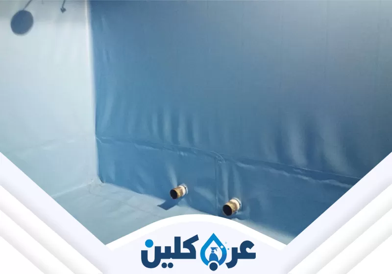 محترف في تطبيق مواد العزل للخزانات باستخدام أفضل الطرق للحفاظ على متانة الخزان.